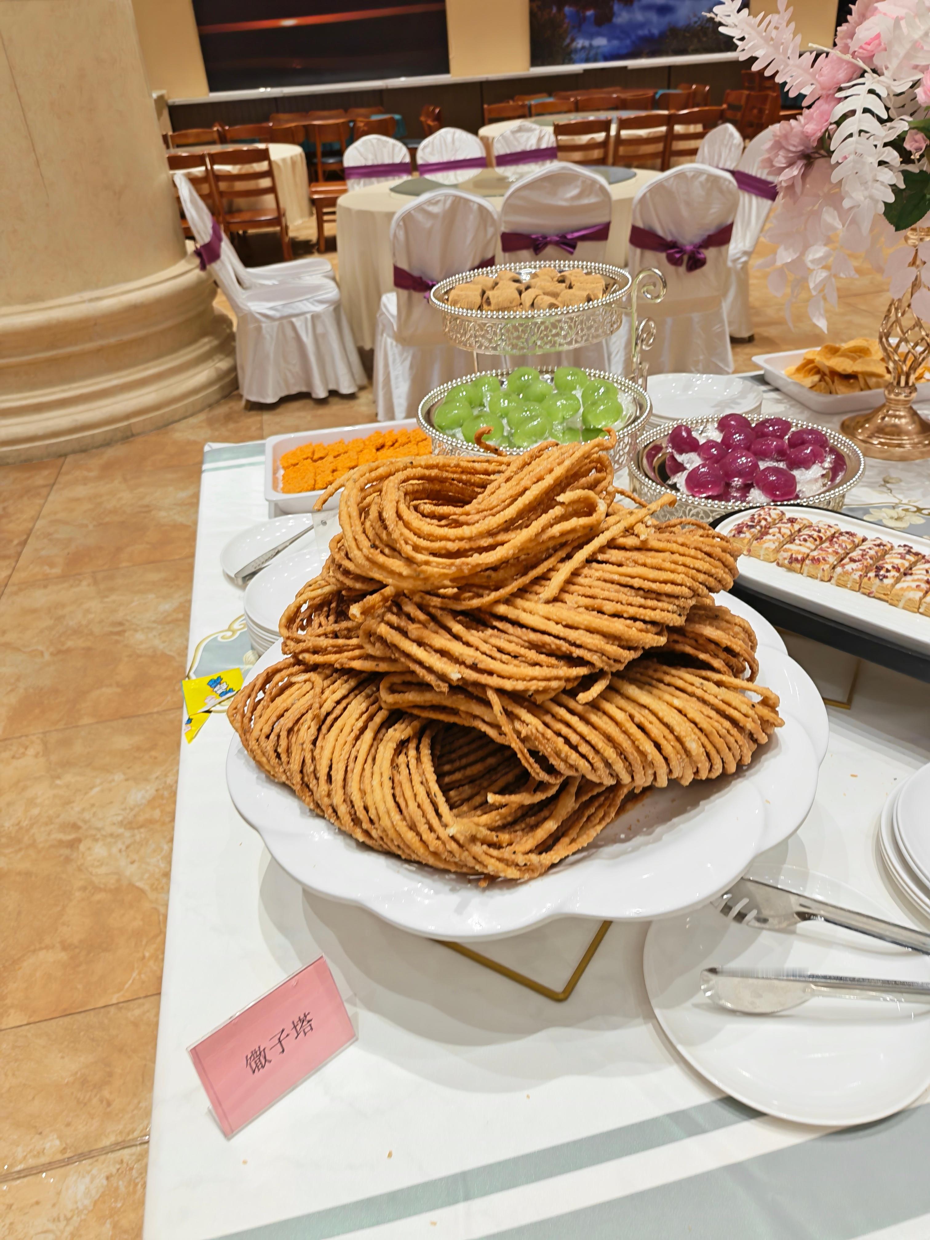 开了好久好久…终于抵达酒店克拉玛依晚上九点了天还亮着而且一下子好冷当地人真的