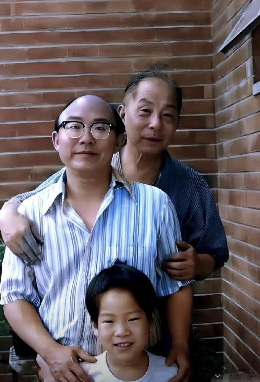 1975年，张学良与儿子张闾琳、孙子张居信的合影，三人面相很像，特别是发型很一致