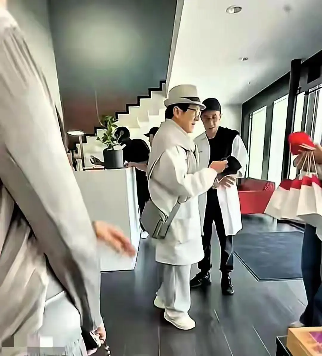 成龙携子现身瑞士，父子同框尽显岁月沉淀