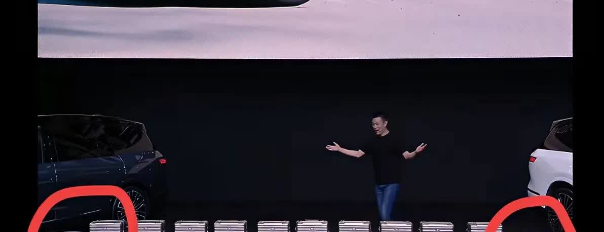 李斌也搞投机取巧那一套，在演示蔚来ES8的前后备箱空间的时候，他用了12个箱子，