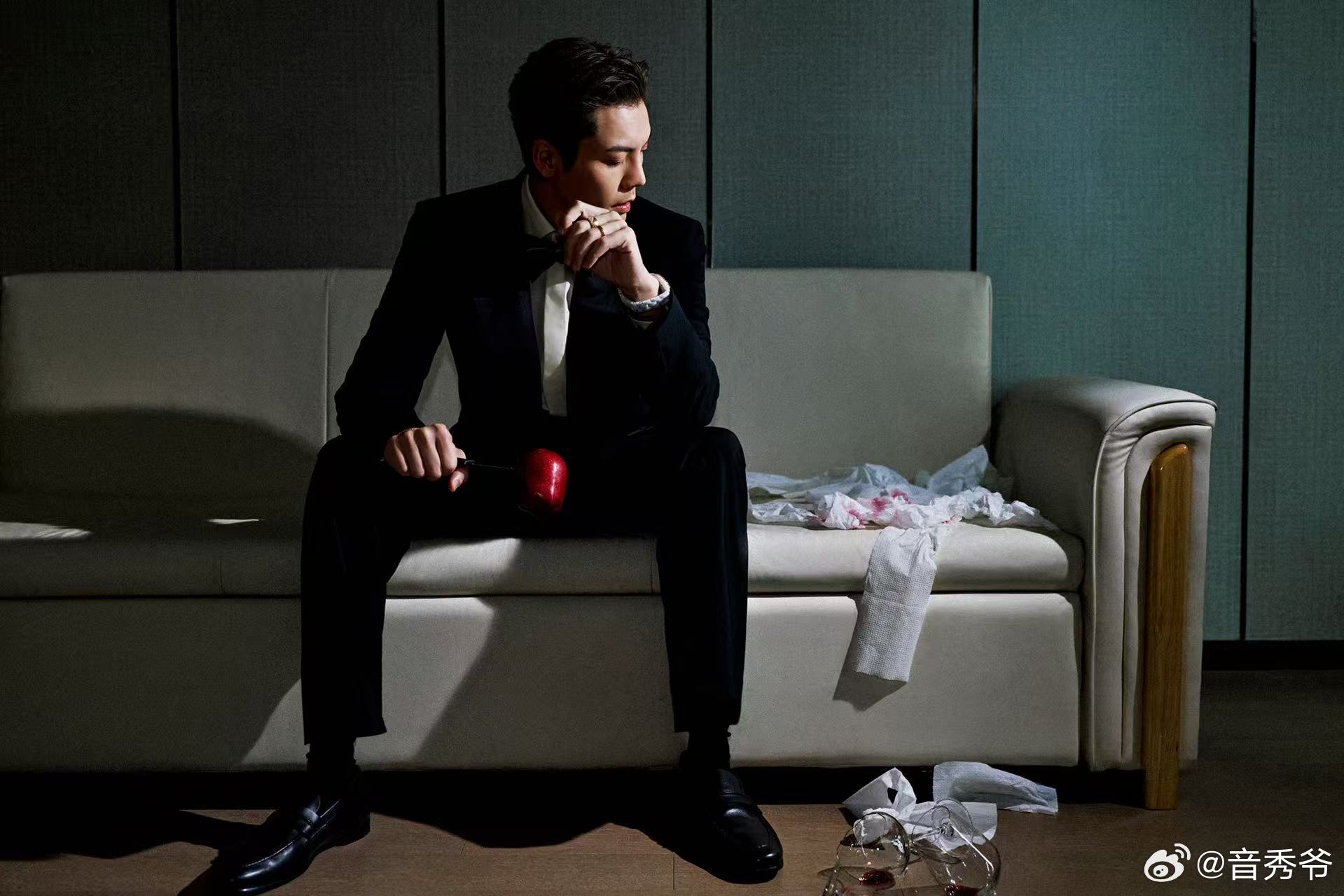 陈伟霆你知道多少人想牵哥的手吗活动现场的陈伟霆总是笑容满面，气质出众，和粉丝