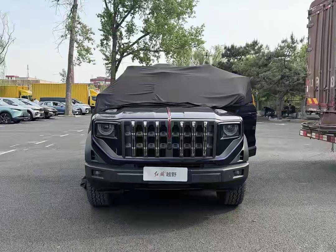 红旗的首款硬派越野车亮相北京车展。我们只看外观，确实能够唬住人呀，红旗的一个血脉