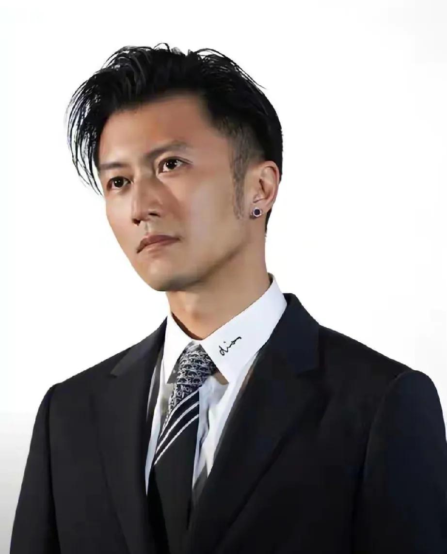 惊！45岁谢霆锋再掀波澜！哈尔滨旅游经济论坛上，他以商界代表身份亮相，获市委书记