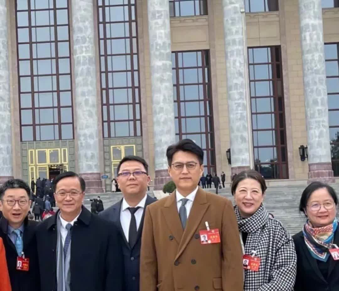 靳东素颜状态真实，显得胖了很多