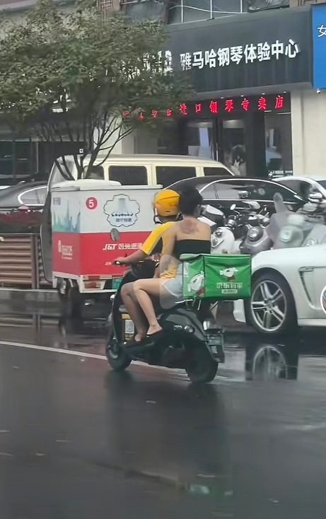想知道她这是在看什么呢？