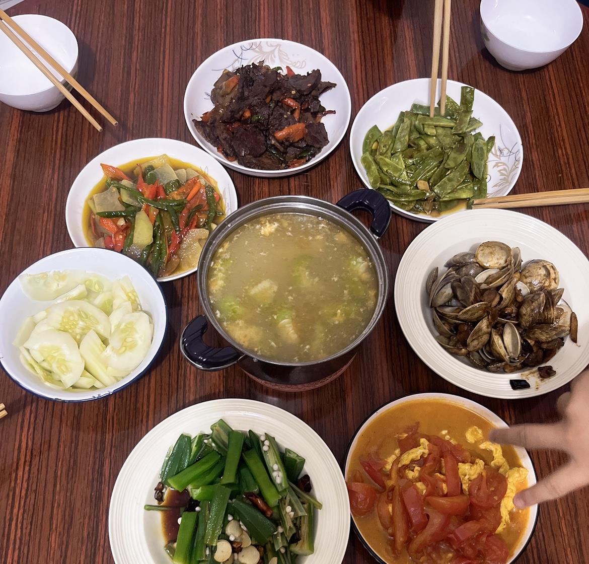 我超爱做饭！比起外卖和路边摊，自己在家做饭干净多了。每天下班回来，我都会钻进厨房
