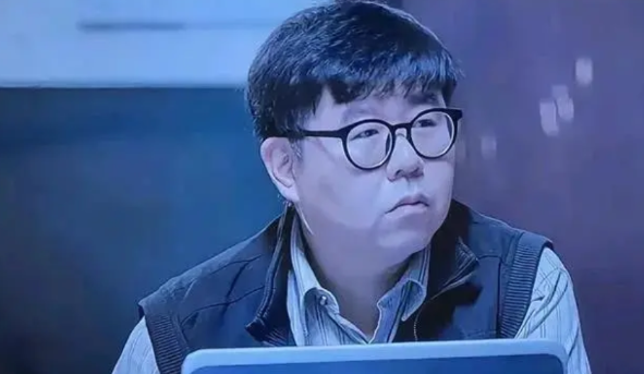 <em>邓光荣</em>，请记住这位普通民警的名字，他是我们许多默默无闻普通工作人员的真实写照。在