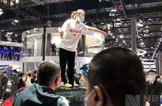 特斯拉车顶维权女车主被限高被人当枪使，背后支持者车商早跑了！记住一个道理，在当今