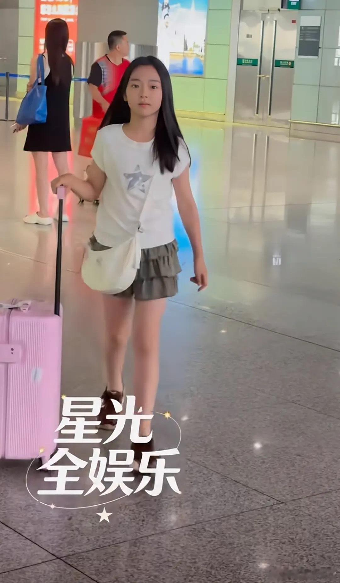 要想孩子长得好看，还得是老爸的基因