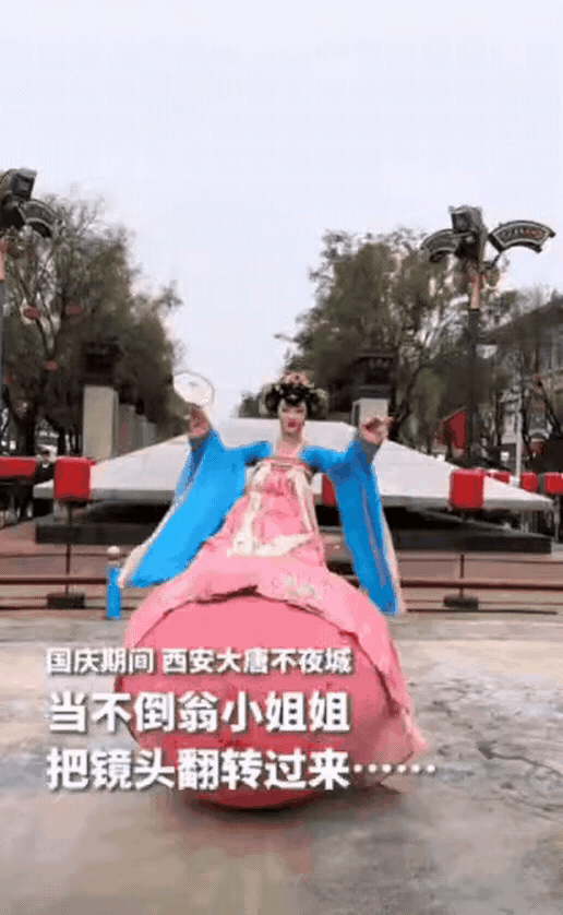 大唐不夜城小姐姐抢手机那下，才是国泰民安最绝的镜头！谁能想到啊！西安大唐不