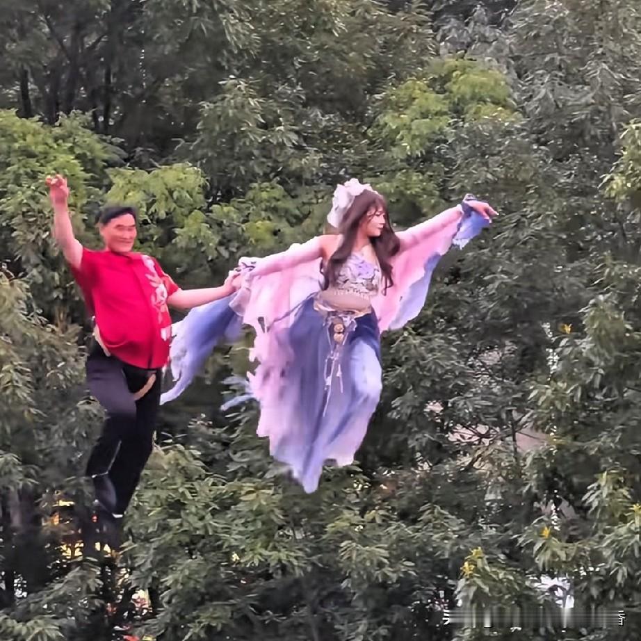 朱之文参加商演时，与美女一同吊威亚的场景，被人戏称为天蓬元帅和嫦娥奔月，这一比喻