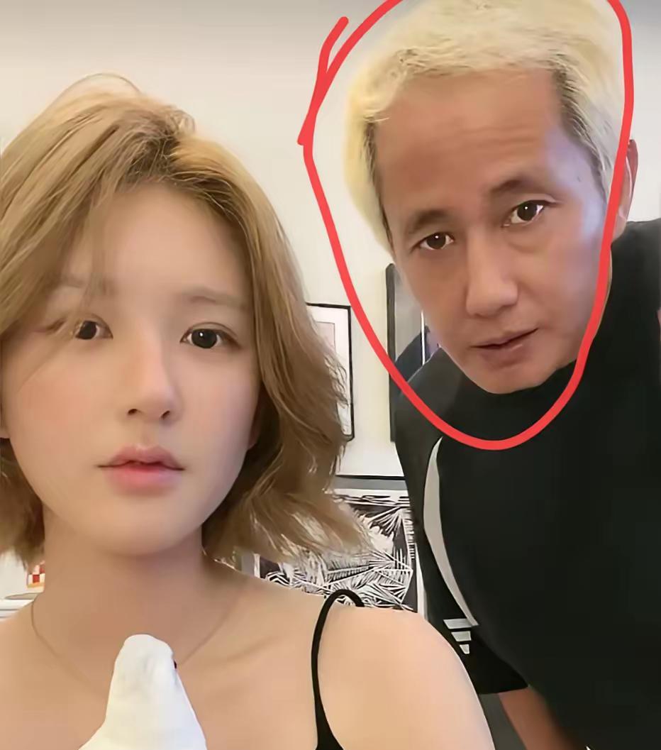 大家可能都不知道赵露思能有今天的成绩离不开这个为她花了超多金钱、心思的男人，