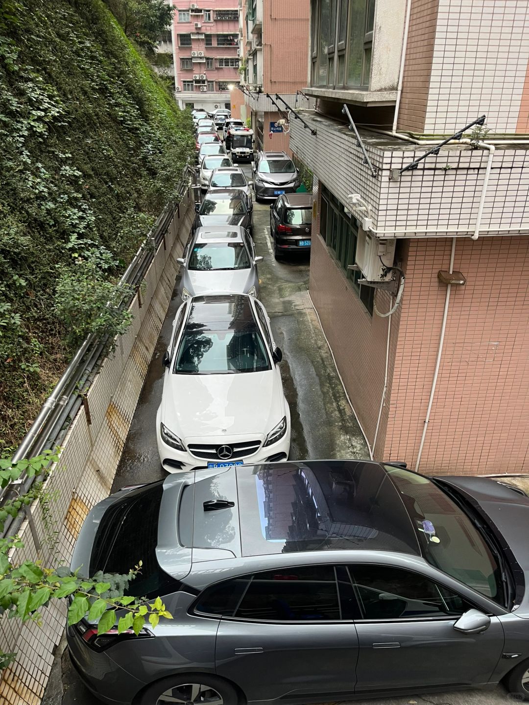 求解，怎么才能把车开出去？