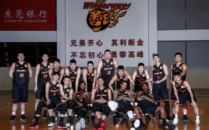 翻到广东队五六年前的定妆照，再次感叹球队这新老交替的速度真快啊，现在居然没有一位