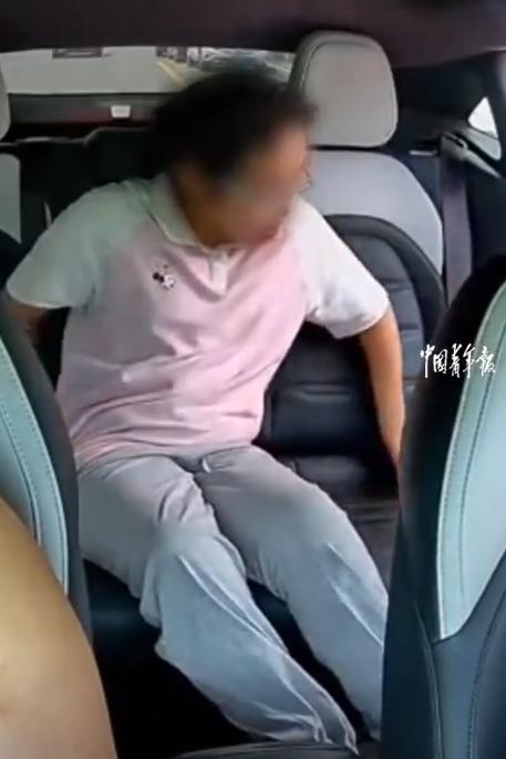 看感动了！近日，福建福州一网约车司机，把乘客送到目的地后，直接给平台打电话，要求