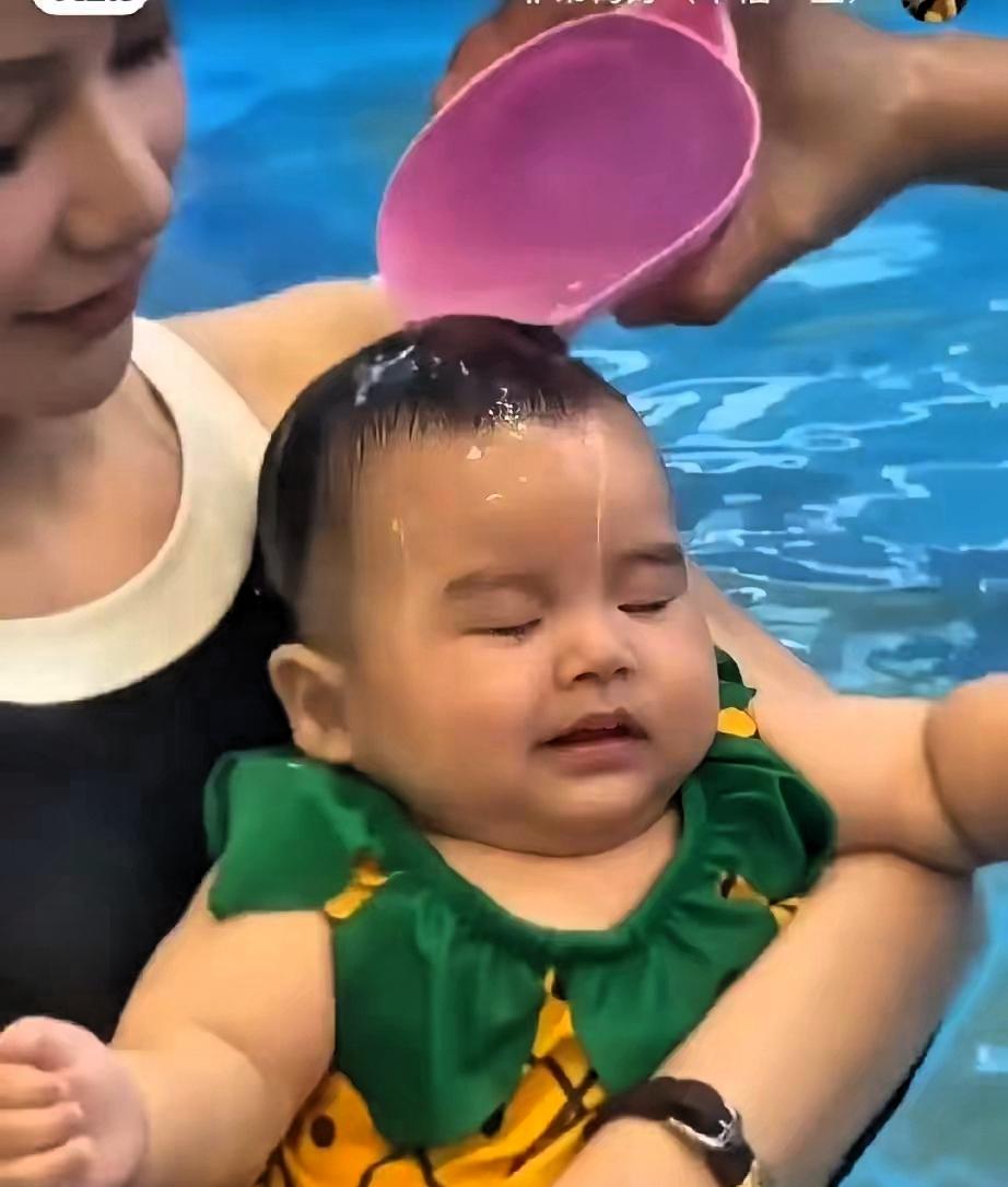 见过无数婴幼儿戏水的画面，却第一次被五个月小宝宝的下水反应狠狠戳中内心！没有刻意