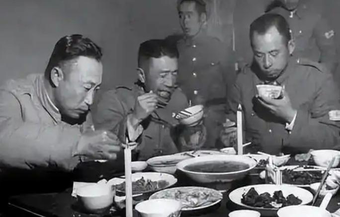 两个包子能干什么？在1948年的陈官庄，它能让一个国民党少校当场哭出来。七十四军