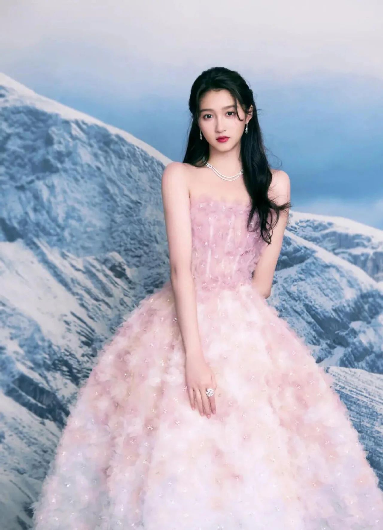 关晓彤的惊艳与遗憾：妆造绝美气场全开，红毯礼服为何总翻车？