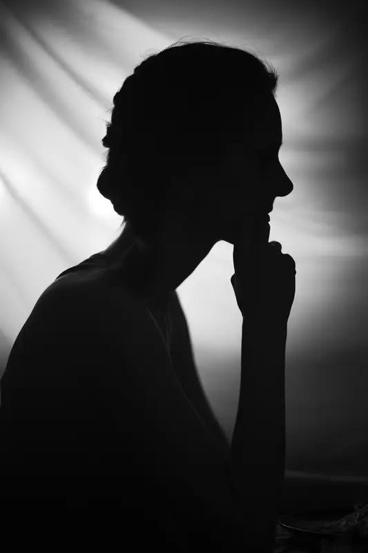 很多人以为，聪明是反应快、会争辩、能拿捏人心。真正有智慧的女人，早就戒掉了强行