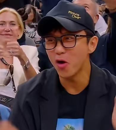 邓超携儿子现身美国NBA赛场，到底还是明星，走到哪里都有光环，在NBA观众席上，