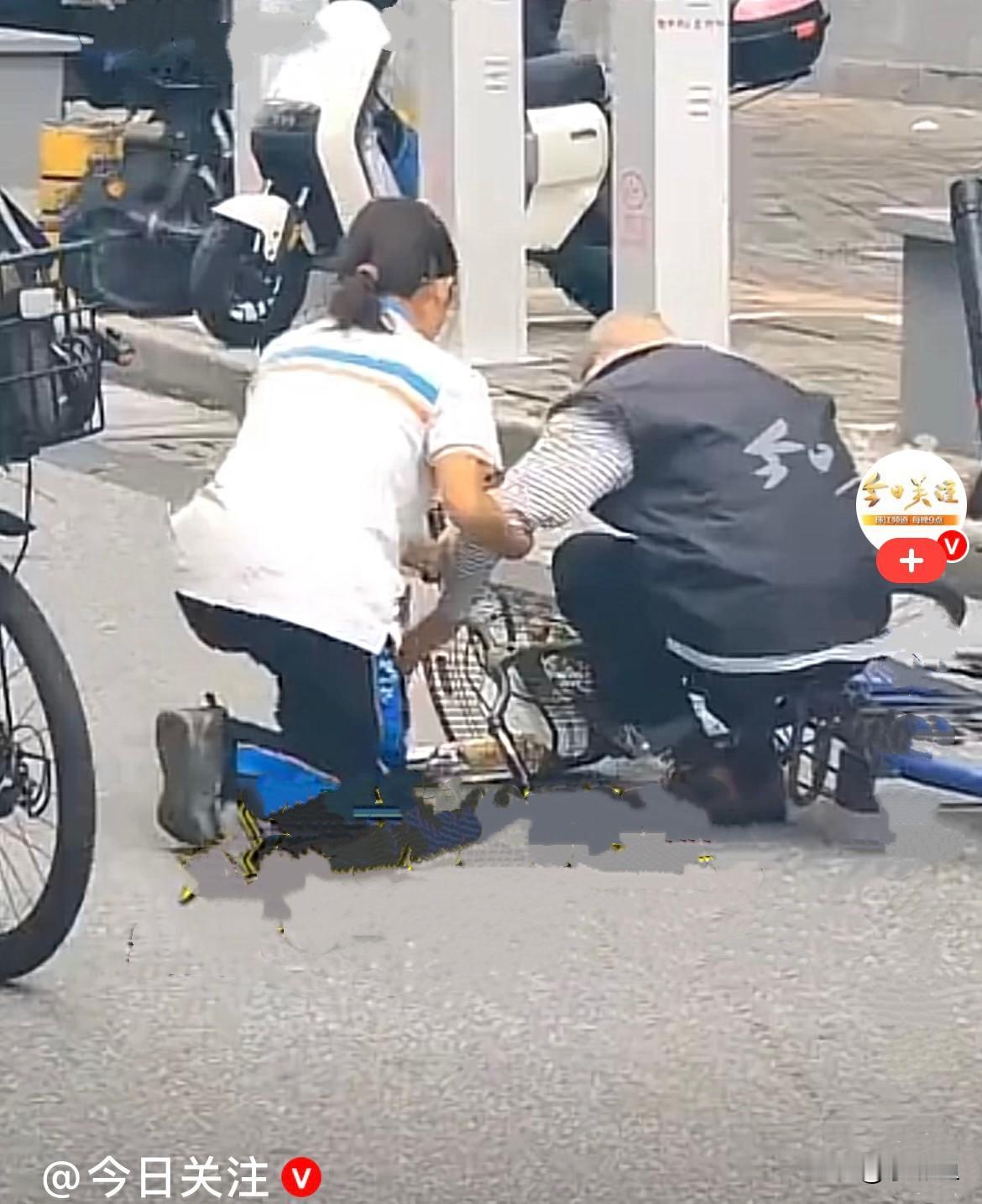 太戳人了近日，广州番禺市桥附近，来往车辆人流川流不息，突然