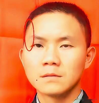 2007年，士兵卢加胜在训练时额头上的疤痕引起了军队政委的注意，在一系列询问后，