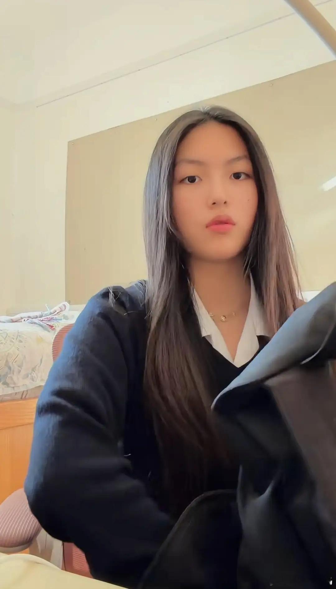 16岁王诗龄晒留学日常，住宿舍周末还在学习，瘦下来五官好像李湘