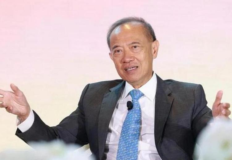 新加坡前外长杨荣文曾说：“不要看美国动不动就威胁中国、制裁中国，其实美国从根本上