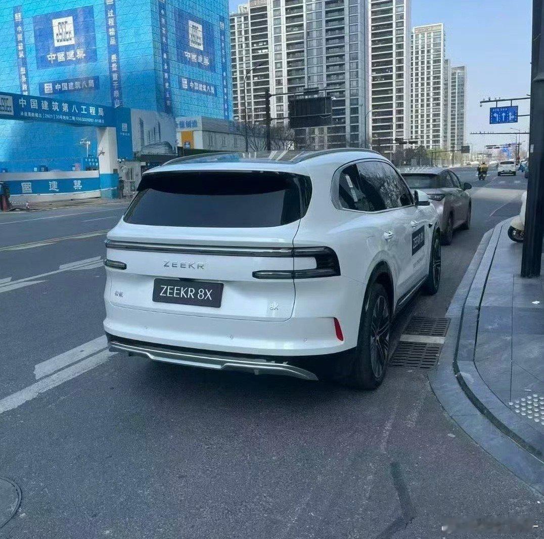 汽车极氪8X实拍车，豪华与运动并存，推荐黑化版车型。极氪8x极氪8X实拍车