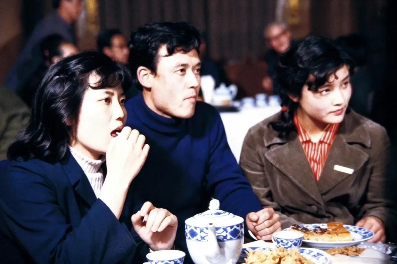 1980年，著名演员李秀明，达式常，陈冲在第三届百花奖招待会的现场，桌子上摆着精