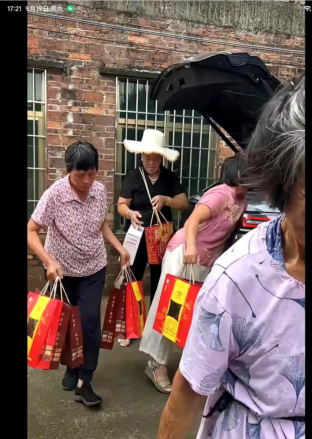 全红婵这次回老家过节，妈妈戴着金项链坐车出入，还在镜头前帮着推销月饼。从当年看不起病的穷困户到如今扬