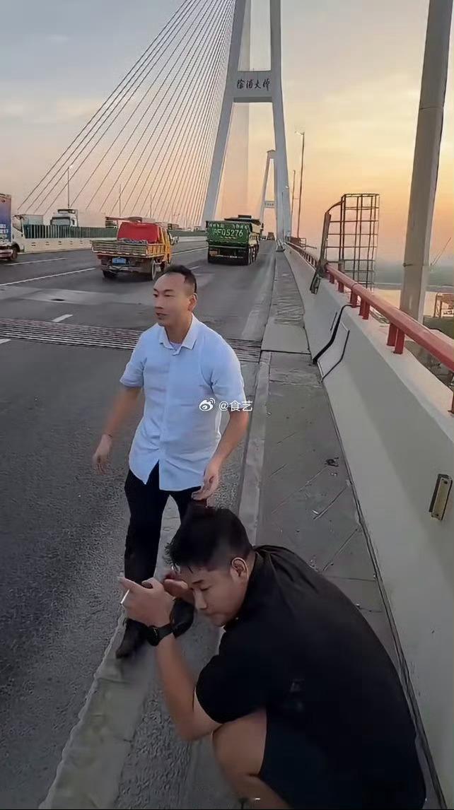上海徐浦大桥车祸视频曝光以前我每次开到这种中间有隔离桩，但是桩又不高的双向道路