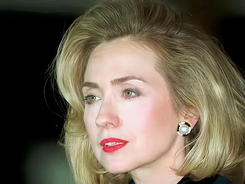 “烈日红唇”，真的适合希拉里！希拉里本不是素颜美女，淡雅的造型和妆容并不适合她