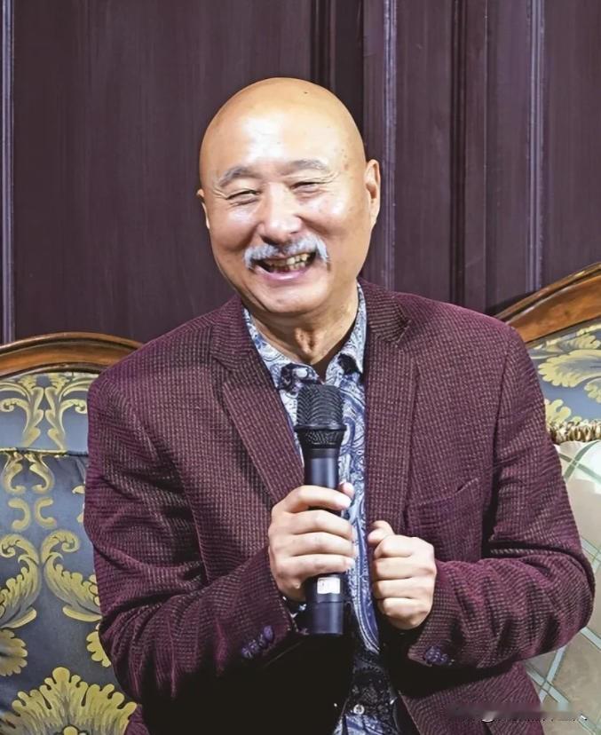 一次，刘晓庆看到陈佩斯，她笑着对身边的人说：这是我大侄子，我是她小姑，但别人根本