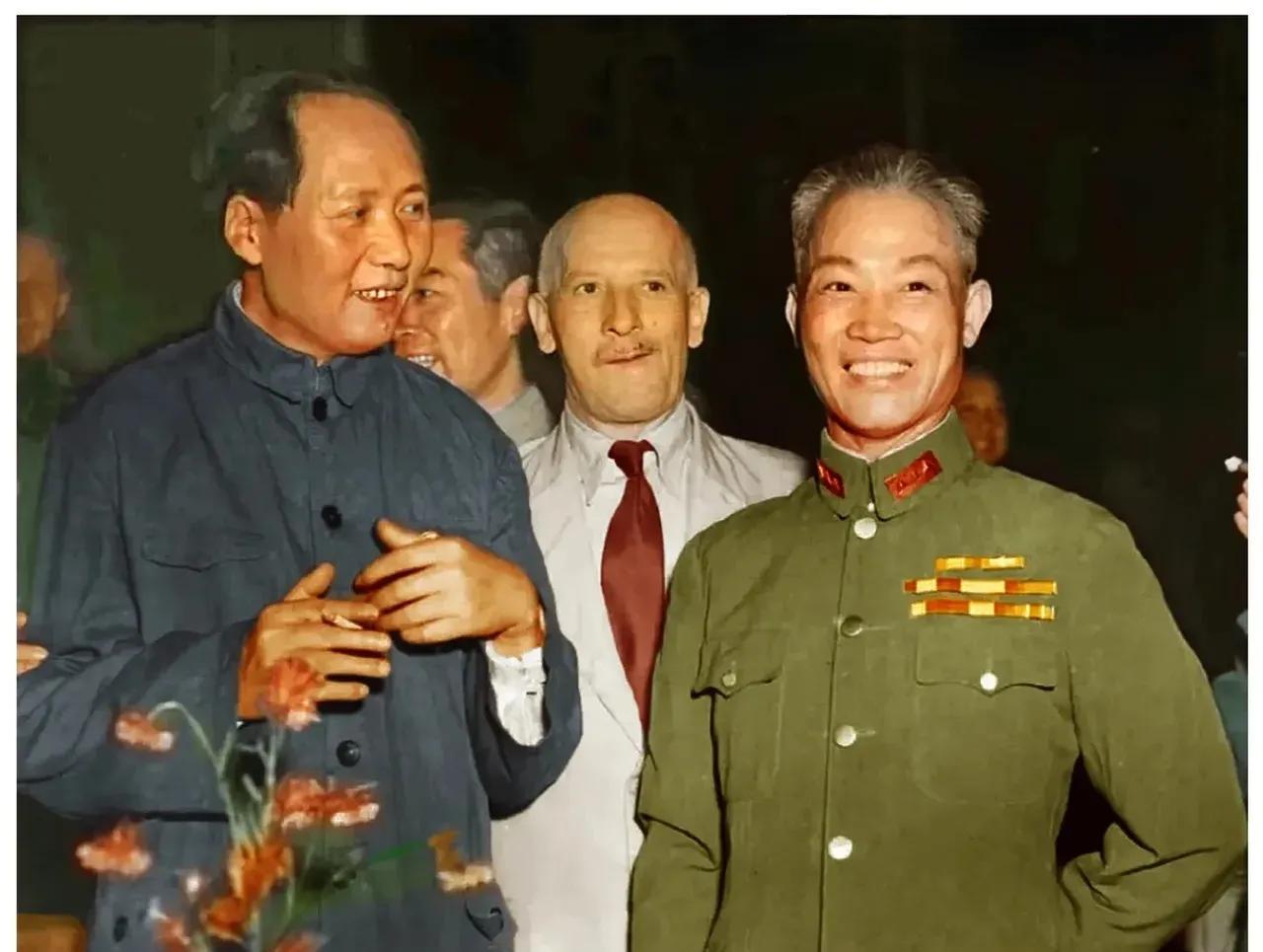 1945年9月4日，毛主席在美国大使赫尔利举行的欢迎仪式上与陈诚交谈，他是“土木