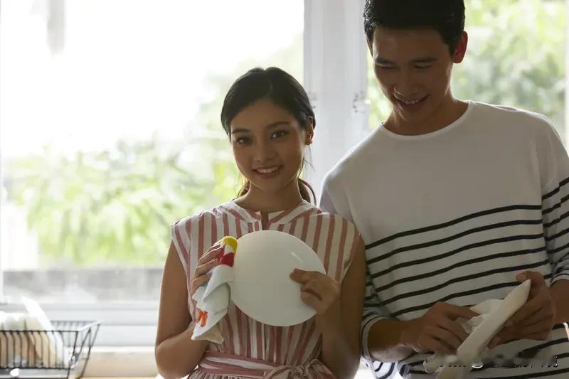 婚姻生活中，很多夫妻感情破裂并非源于大事，而是从身边“太懂你”的异性朋...