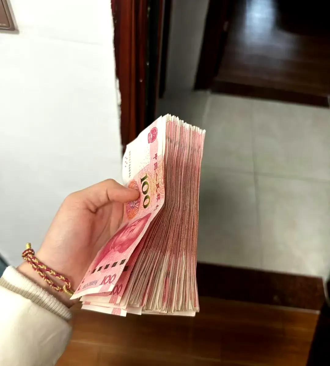 图1是1万元的厚度。图2是1亿元的体积。一般人提300万就无法飞奔了，电影里