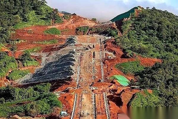 过去几十年，咱们买全世界最多的铁矿石，花的钱最多，结果呢？人家在牌桌上出老千，