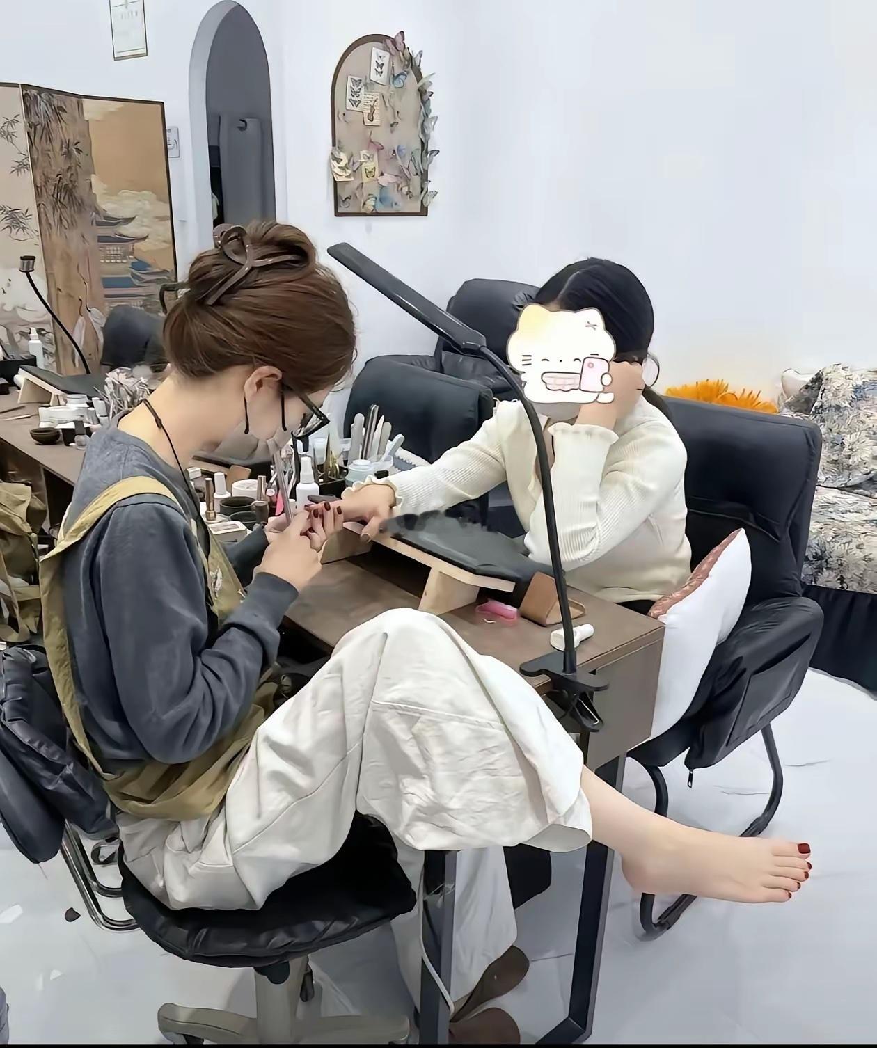 看到美甲师的脚，就知道她做的美甲💅肯定差不了……！