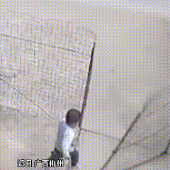 这心也太狠了！广西柳州，2岁男童穿着蓝色加绒衣，趁家人不注意，冲出家门直奔马路，