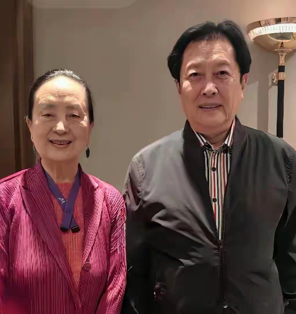 唐国强和张金玲最近在活动中的合影，虽然两人都是七十几岁的老人了，但是唐国强看着要