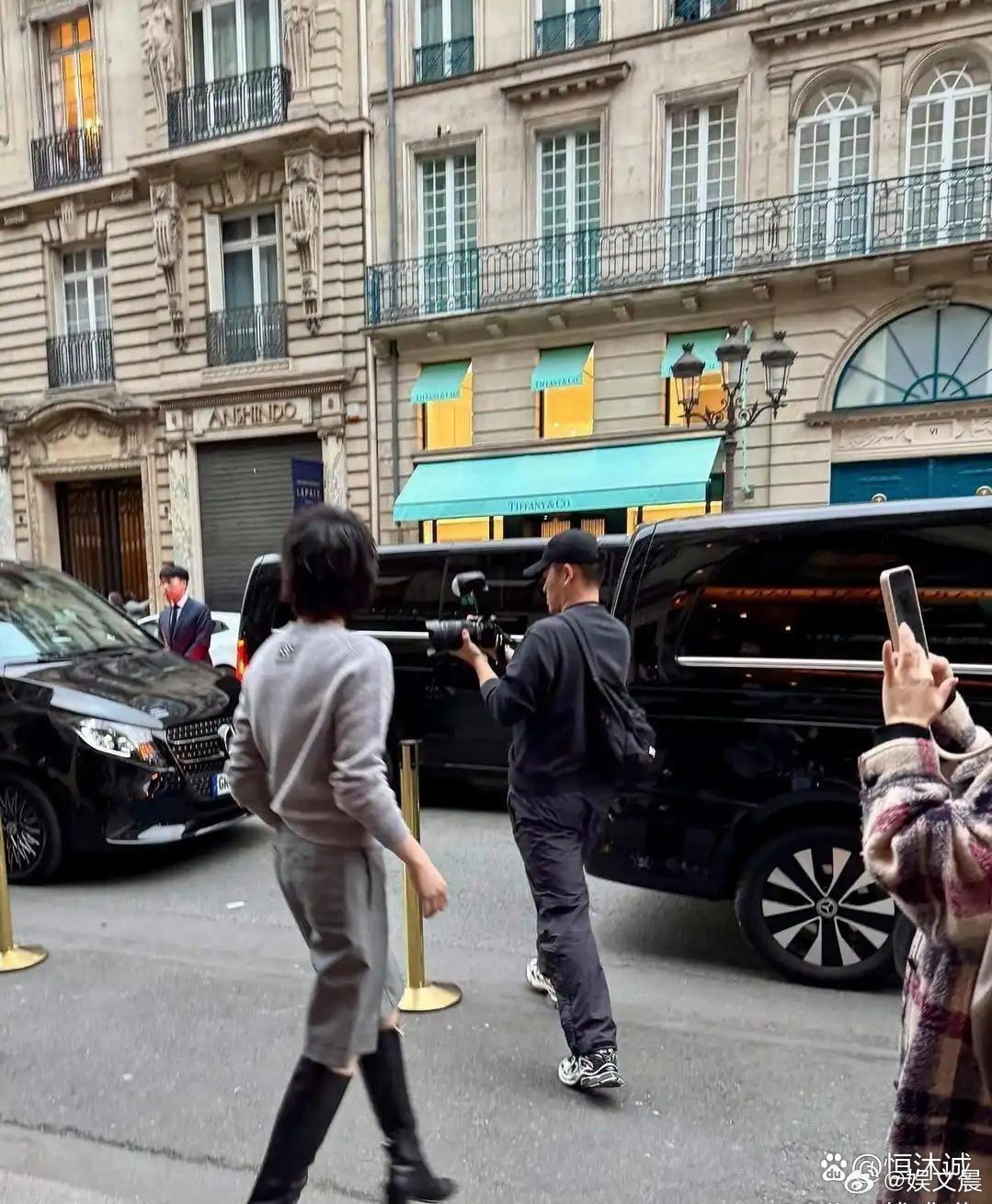 窦靖童的身形线条和王菲高度相似，母女俩身形一脉相承，辨识度拉满。