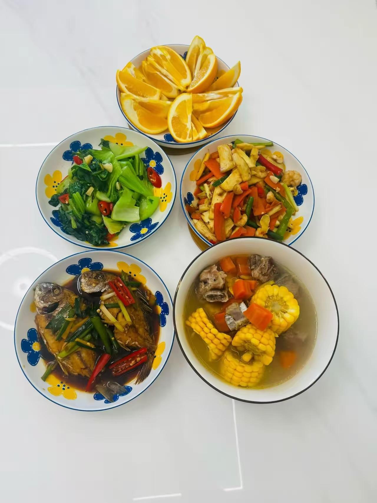 家里财政大权从没摸过，老公具体每个月挣多少钱我也不知道。怕就怕哪天不给家用了，那