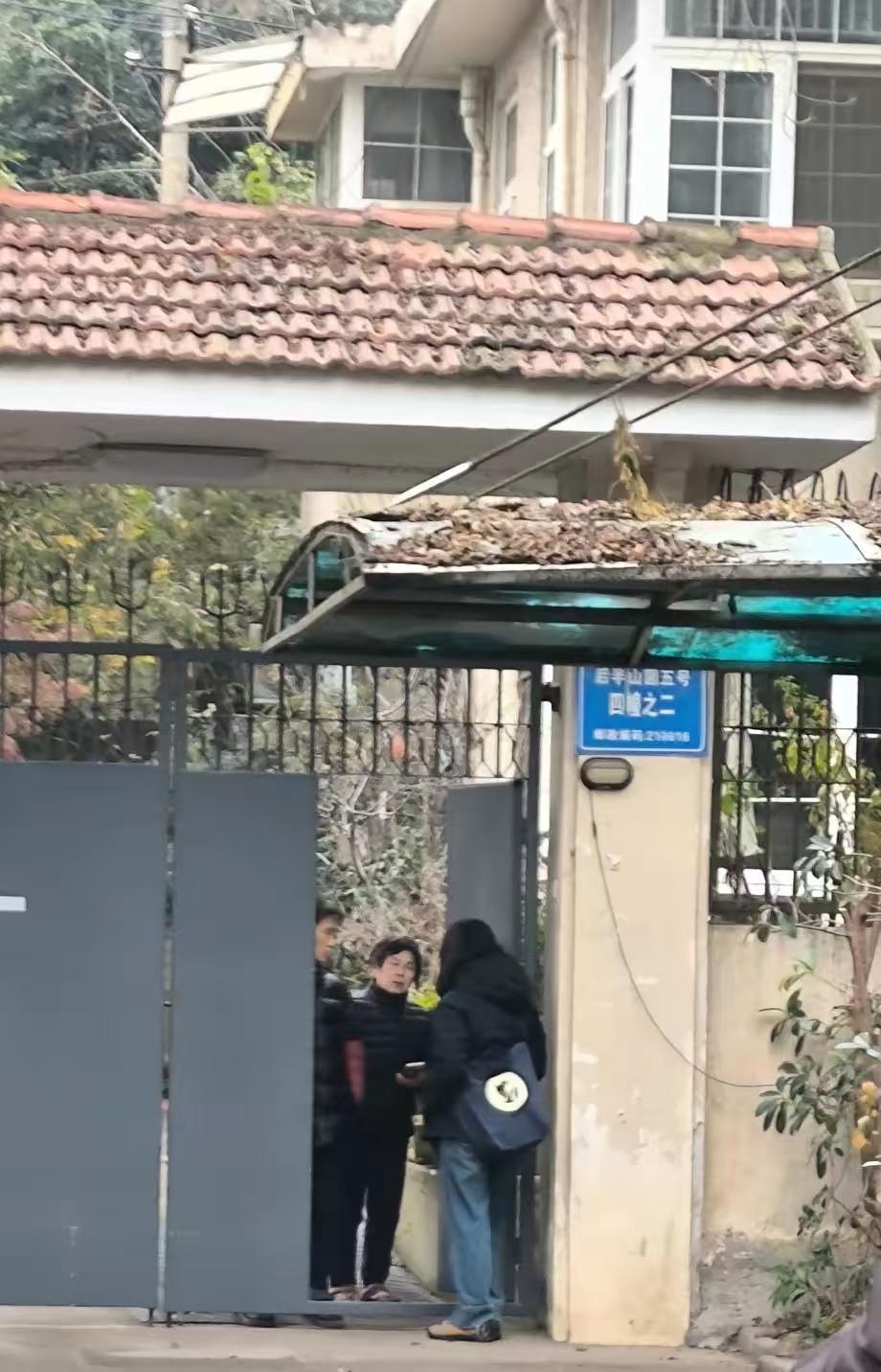 记者再探徐湖平别墅，开门的是一个年轻小伙子跟一个阿姨，记者告明来意后，阿姨说徐馆