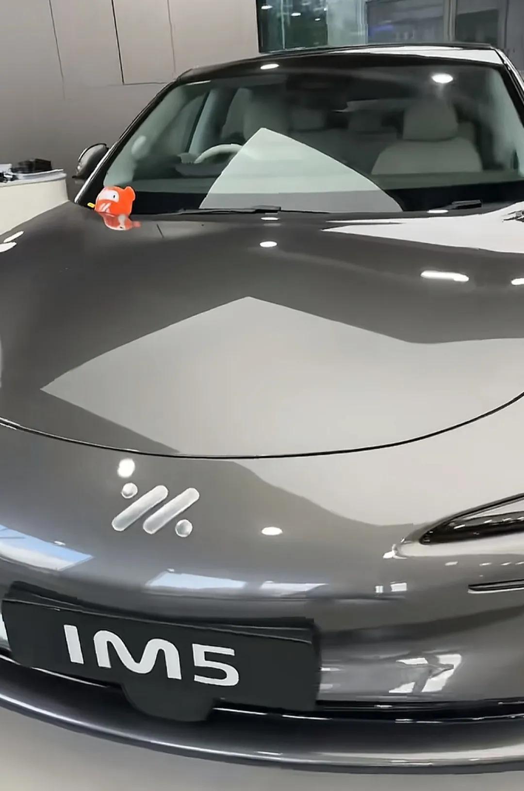 知名港星为爱妻购国产电动车，香港落地价快翻倍，多花17万仍觉很值！4月13日，