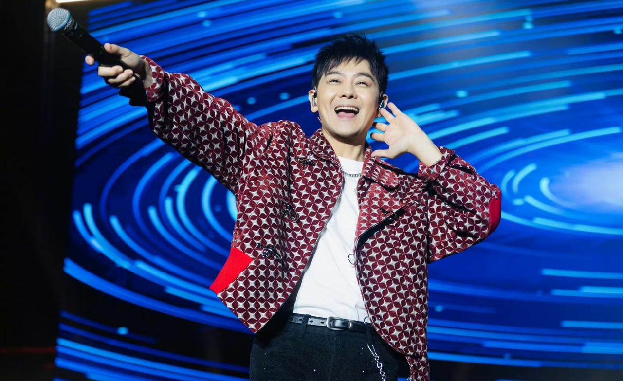 大家还记得林志颖吗许久未唱的他，最近又跑上舞台唱歌去了，还是那么受欢迎，还是那