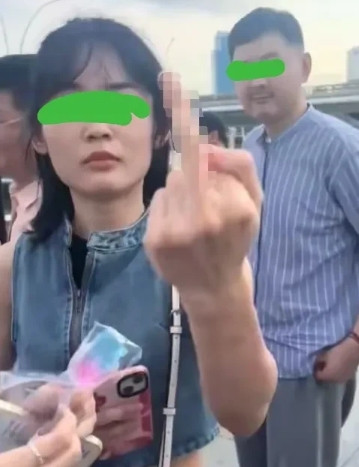 近日，一名香港女子在马来西亚气焰嚣张地指着大陆游客大吼“中国人滚回中国去”。而