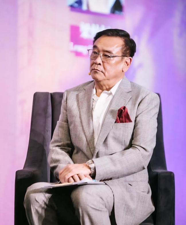尔冬升估计肠子都悔青了！6月15日，面对媒体接连不断的追问，尔冬升坦然承认，