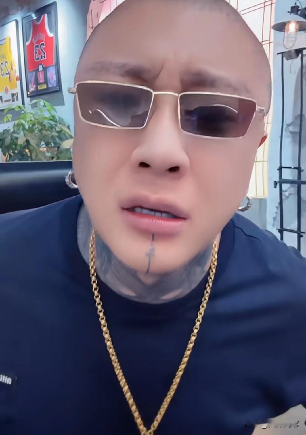小胖称全网主播都封号，方丈都不带封的，因为方丈属于官方红人，有强保！