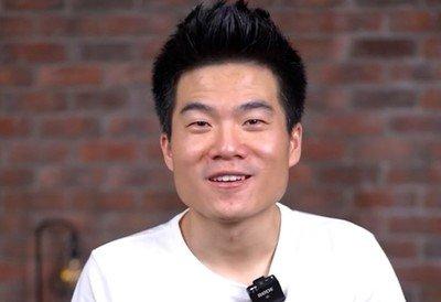 一天，记者问董宇辉：“张雪峰到底靠不靠谱？” 董宇辉笑着说：“我不够资历随意评